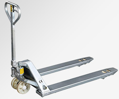 食品廠倉(cāng)庫(kù)使用不銹鋼手動(dòng)液壓搬運(yùn)車裝卸貨物